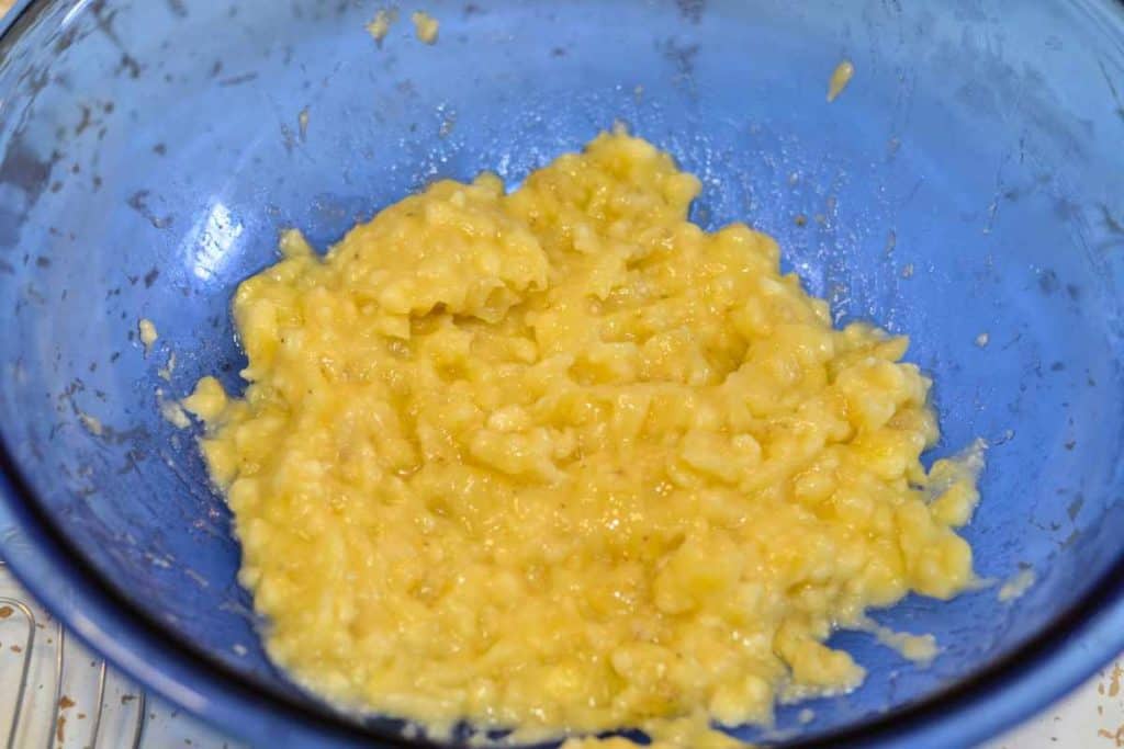 Mashed bananas in a blue bowl